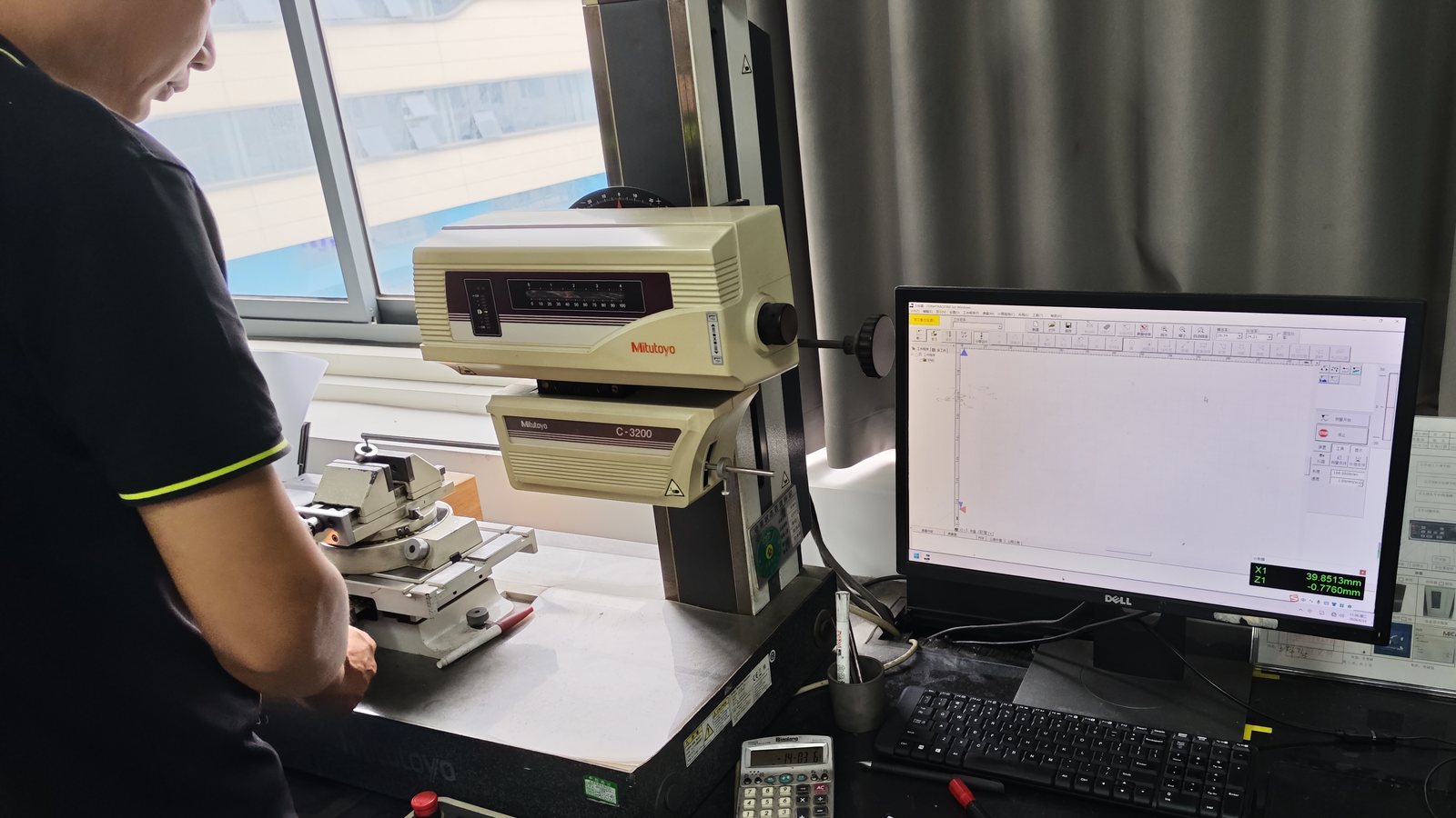 Jungu'da soğuk şekillendirme kalıbı kontrolü için kullanılan Mitutoyo profil projektörü